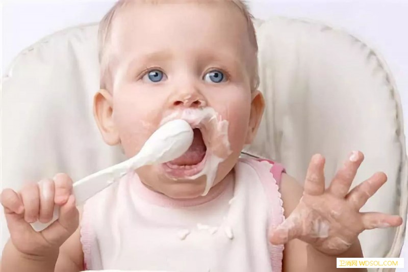 宝宝辅食添加需要看什么 这几个信号很重要_儿童护理母乳-食物-生长发育