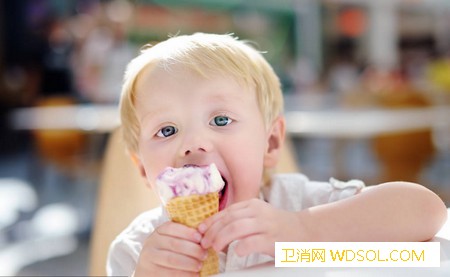 孩子多大可以吃冰淇淋_吃了-肠胃-适量-冰淇淋-生病-孩子-还会-