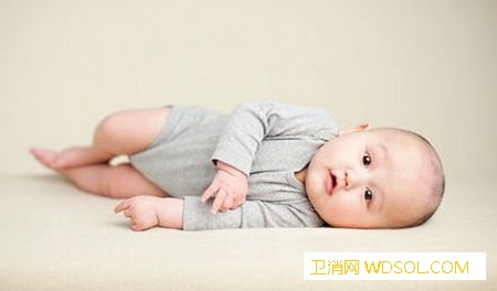 宝宝经常侧睡有影响吗？_颅骨-脸形-俯卧-侧卧-睡姿-宝宝-孩子-