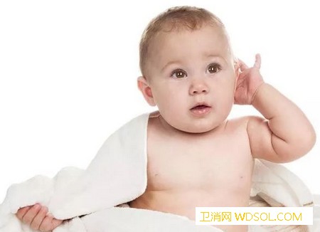 宝宝经常抓耳朵是怎么回事啊_用手-炎症-耳朵-看着-宝宝-孩子-用手指-