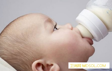宝宝呛奶怎么处理_哭叫-奶水-异物-流入-气管-呼吸-宝宝-