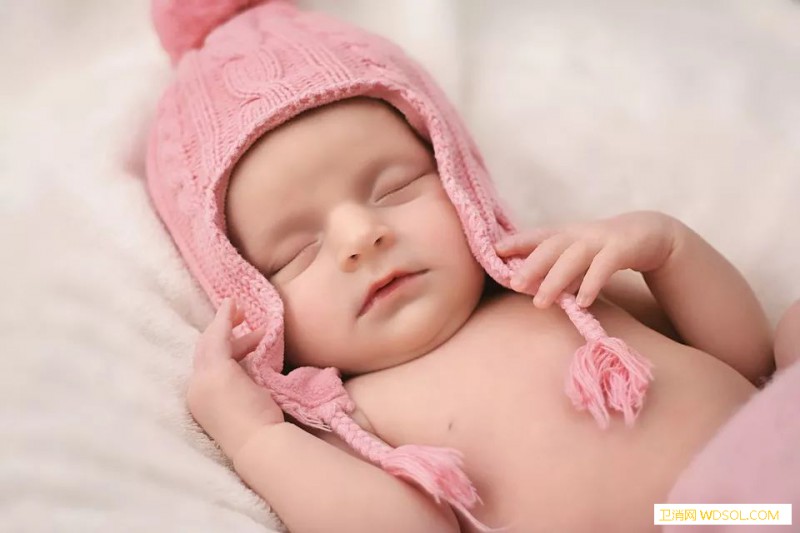 宝宝多睡好还是多抱好？_抱着-脊椎-骨骼-个月-姿势-床上-宝宝-