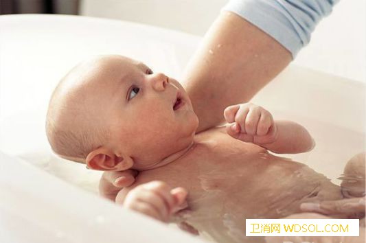 新生儿洗澡注意哪些_浴盆-浴巾-水温-洗澡-宝宝-着凉-毛巾-