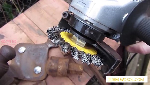怎么样使用机械性研磨除锈去除锈蚀教_磨光机-生锈-研磨-金属-