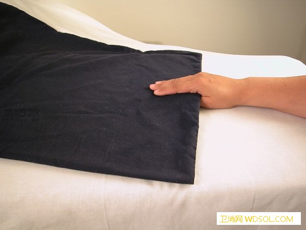 简单四步套枕套的方法教你枕头怎么套_接缝-枕套-教你-枕头-
