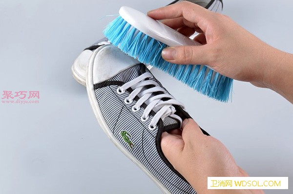 白色网球鞋脏了怎么清洗干净刷网球鞋_白醋-晾干-网球-鞋子-