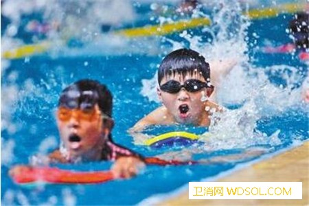 小孩学游泳的最佳年龄_脐带-水温-婴幼儿-游泳-