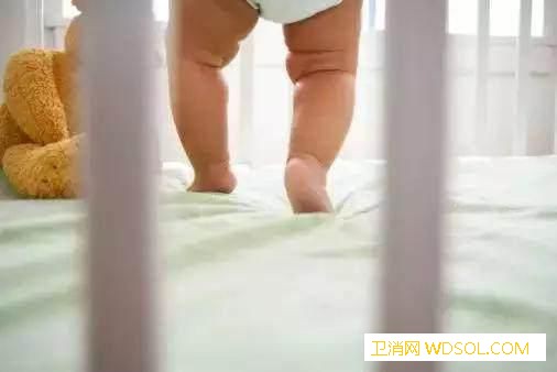 宝宝出现罗圈腿怎么办呢？_罗圈腿-膝关节-维生素-纠正-