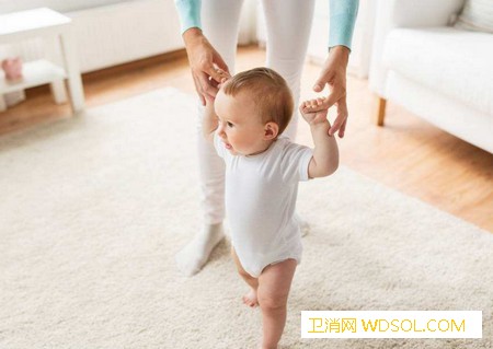宝宝有这5种走路姿势要及时纠正！_佝偻病-双腿-关节-走路-