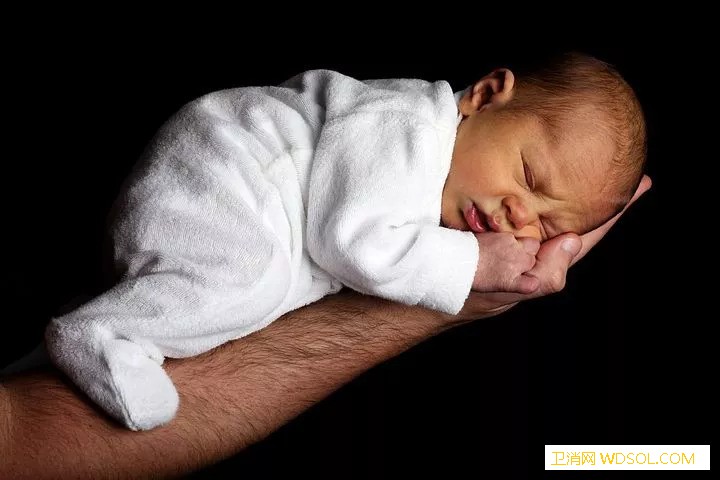 宝宝喝配方奶比喝母乳睡得好？_母乳-喂养-配方-睡眠-