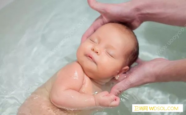 给宝宝洗澡要注意些什么_风油精-花露水-盆浴-洗澡-