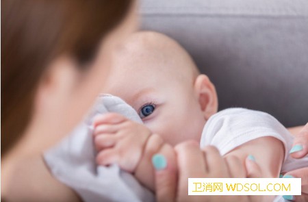 宝宝只吃一侧奶是什么原因_奶水-喂奶-乳头-妈咪-