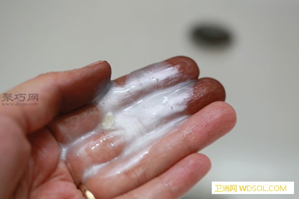 如何用洗涤剂去除染发剂教你去除身上的染发剂_染发剂-洗涤剂-皮肤-眼睛-