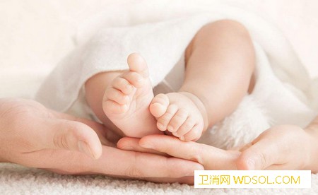 宝宝脚臭的原因有哪些_细菌-袜子-爸爸-妈妈-