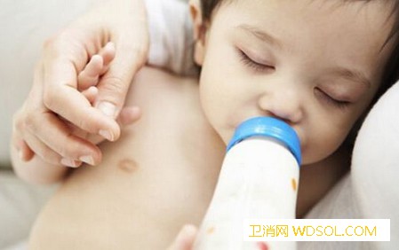 宝宝1岁了还在用奶瓶有什么危害_戒除-奶瓶-水杯-牙齿-