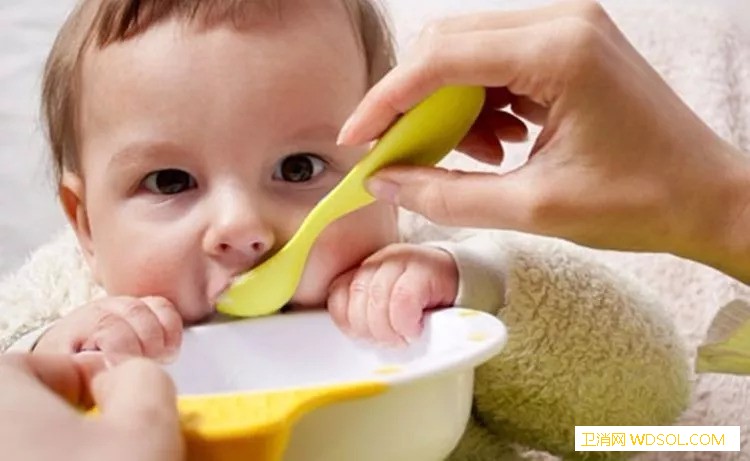 宝宝辅食什么时候添加_生长发育-母乳-食物-辅食-
