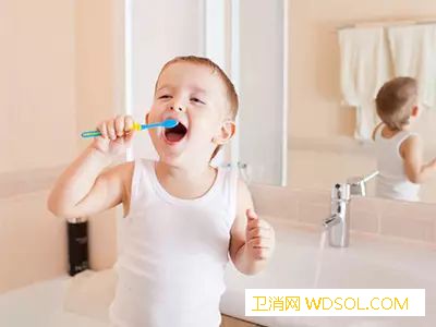 伤害宝宝乳牙的5个坏习惯_乳牙-糖浆-牙齿-口腔-