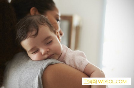经常抱宝宝对宝宝有什么影响_平躺-抱着-脊柱-父母-