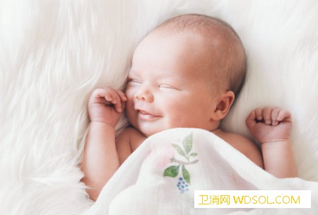 宝宝睡觉时喜欢手举过头顶是怎么回事_睡姿-投降-睡觉-妈妈-