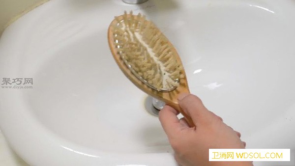 如何深度清理发刷清理发刷图解教程_刷洗-头发-牙刷-剪刀-