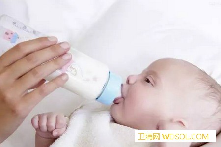 新生儿漾奶、吐奶、呛奶的处理方法_漾奶-奶汁-喂奶-婴儿-