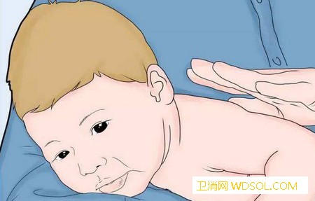 给宝宝拍嗝的正确方法_前臂-胃部-臀部-托住-