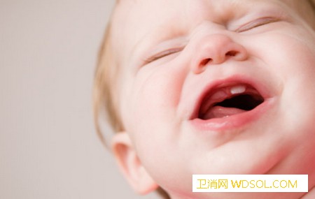 宝宝出牙时需要怎么护理_长牙-长出-或者是-刷牙-