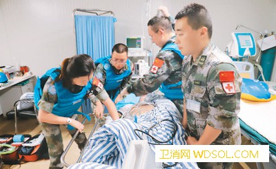 赴黎维和医疗分队举行救援演练“中国医疗人员真_维和-分队-救治-演练