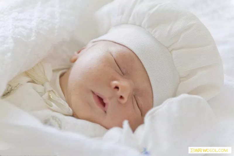 新生儿睡觉时间长需要叫醒喂奶吗_喂奶-叫醒-个月-睡眠时间-