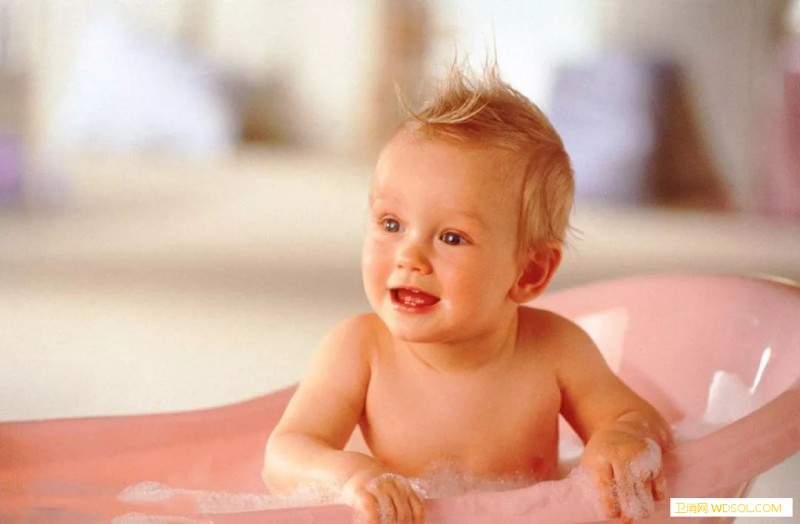 新生儿冬天洗澡应该注意什么_澡盆-水温-冬季-洗澡-