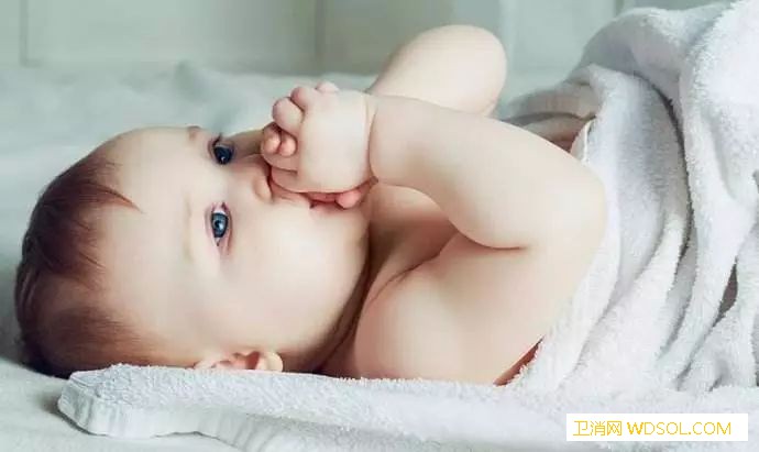 宝宝吃手是什么原因_儿科医生-吮吸-表现出-纠正-