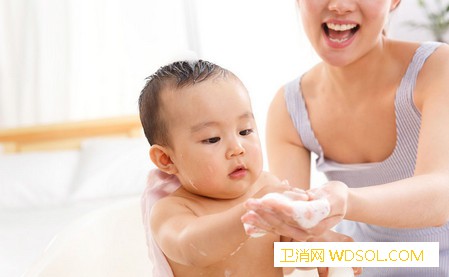宝宝洗澡能用香皂吗_擦洗-分泌物-香皂-皮肤-