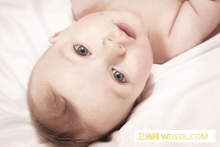 宝宝呛奶要再竖抱拍背吗_打嗝-喂奶-乳汁-奶瓶-