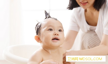 给宝宝洗澡需要注意哪些_肚脐-污垢-频繁-清洗-