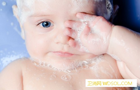 给新生儿洗澡容易患的错误有哪些_滑脱-洗澡-皮肤-宝宝-