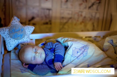 宝宝晚上睡觉容易醒要怎么办_睡眠-醒来-睡觉-衣服-