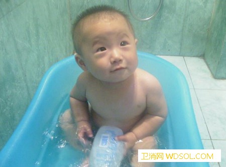 防止宝宝洗澡着凉需要注意什么_受凉-着凉-水温-肥皂-