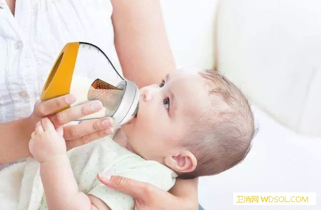 6个月内的宝宝怎么喝水_母乳-排出-水分-家长们-