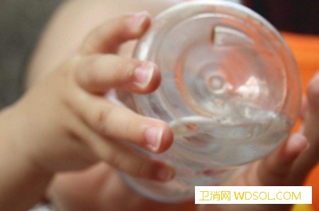 如何判断宝宝是否口渴_排尿-长时间-喂奶-肾脏-