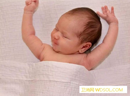 宝宝睡觉举手投降的原因_举手-投降-姿势-睡觉-
