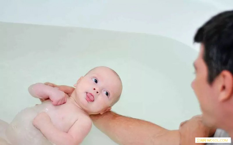 给新生儿洗澡要注意什么_肿块-脐带-脱落-洗澡-