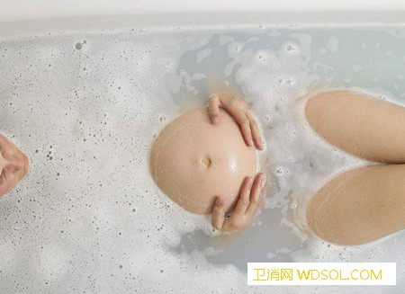 孕妇秋季洗澡需要注意什么_胎儿-浴室-洗澡-温度-