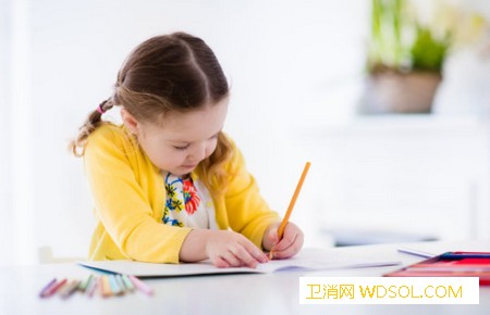 宝宝左撇子代表聪明吗_左撇子-惯用-家长-宝宝-