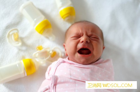 宝宝边吃奶边哭要怎么办_绞痛-奶瓶-排气-喂养-