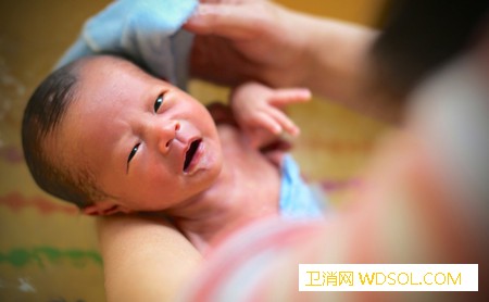 给宝宝清洗的时候需要注意什么_耳垢-肚脐-清洗-清理-