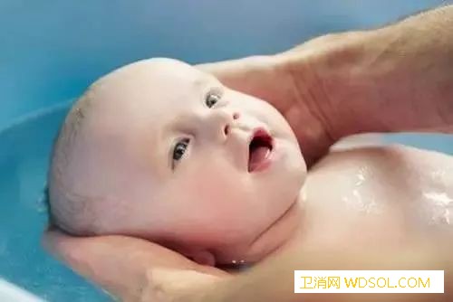 新生儿洗澡水温多少合适_室温-水温-擦干-婴儿-