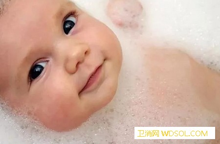 给宝宝洗澡正确的做法_脐带-水温-洗澡-宝宝-