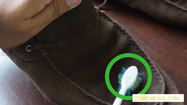 如何使用刷子清洁帆船鞋清洁Sperry帆船_麂皮-刷子-帆船-鞋子- ()