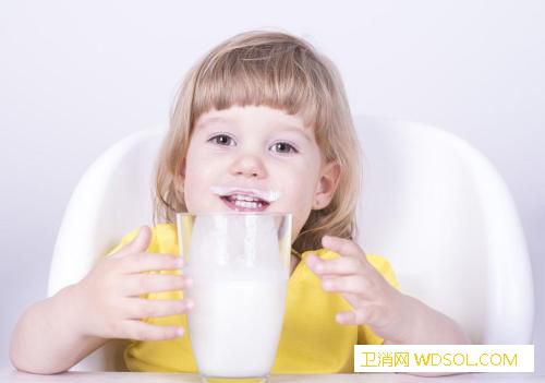 孩子多大可以喝牛奶？_我不-奶粉-喝牛奶-牛奶-