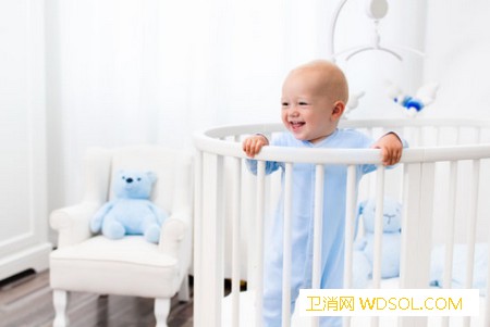 宝宝睡床上的安全隐患有哪些_床垫-绳带-窒息-婴儿-